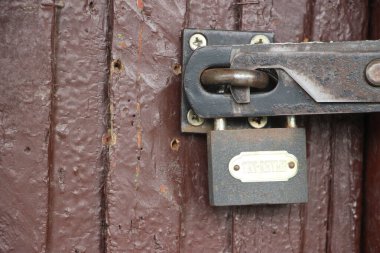 Kapı manzarasında eski kilit 