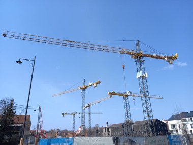 Vinçli ve binalı inşaat alanı.