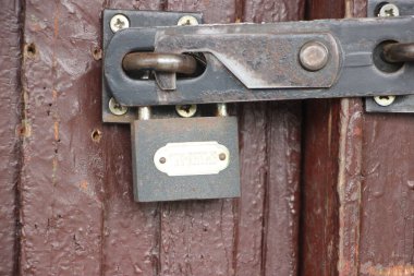 Kapı manzarasında eski kilit 
