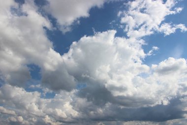 Güzel bulutlu gökyüzü manzarası