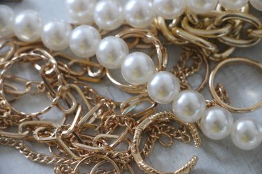 Zümrüt değerli taşlı klasik broşürler. Farklı renklerde cam ve metal broşlar. Renkli ve moda broşları. Lüks bir geçmişi var. Seçici odak