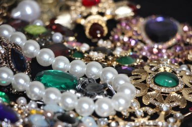 Zümrüt değerli taşlı klasik broşürler. Farklı renklerde cam ve metal broşlar. Renkli ve moda broşları. Lüks bir geçmişi var. Seçici odak