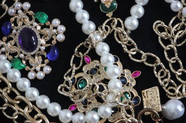 Zümrüt değerli taşlı klasik broşürler. Farklı renklerde cam ve metal broşlar. Renkli ve moda broşları. Lüks bir geçmişi var. Seçici odak