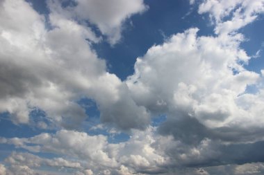 Güzel bulutlu gökyüzü manzarası