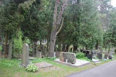 Eski mezarlık manzarası, yaşam ve ölüm kavramı 