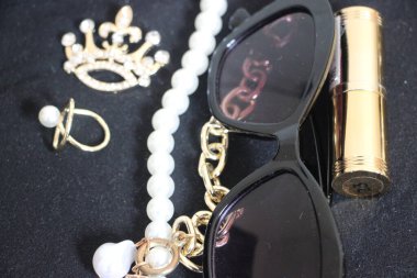 Zümrüt değerli taşlı klasik broşürler. Farklı renklerde cam ve metal broşlar. Renkli ve moda broşları. Lüks bir geçmişi var. Seçici odak