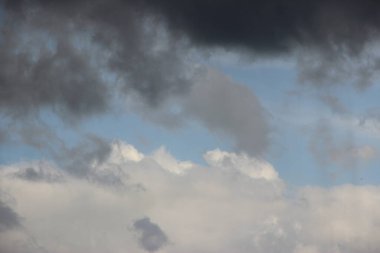 Güzel bulutlu gökyüzü manzarası