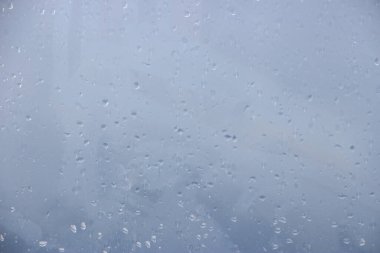 Pencereye yağmur damlaları damlıyor.