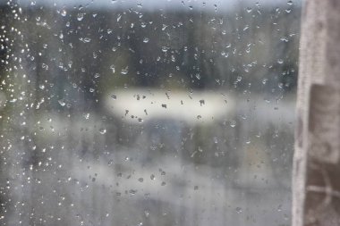 Pencereye yağmur damlaları damlıyor.