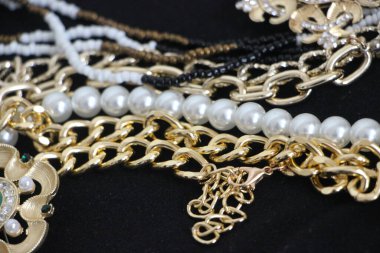 Zümrüt değerli taşlı klasik broşürler. Farklı renklerde cam ve metal broşlar. Renkli ve moda broşları. Lüks bir geçmişi var. Seçici odak