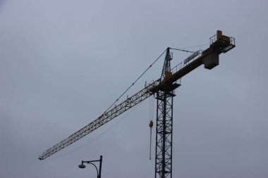 Vinçli ve binalı inşaat alanı.