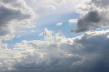 Güzel bulutlu gökyüzü manzarası