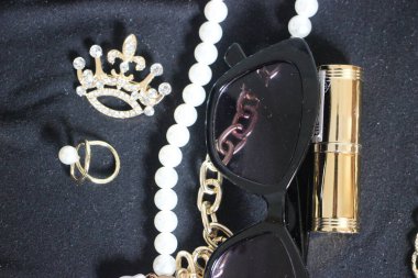 Zümrüt değerli taşlı klasik broşürler. Farklı renklerde cam ve metal broşlar. Renkli ve moda broşları. Lüks bir geçmişi var. Seçici odak