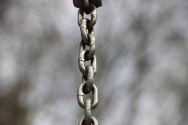 Gri endüstriyel arka planda metal zincir halkaları. Bağlantılar ve bağlantılar kavramı