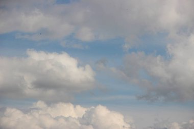 Güzel bulutlu gökyüzü manzarası