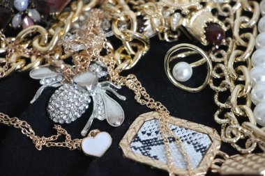 Zümrüt değerli taşlı klasik broşürler. Farklı renklerde cam ve metal broşlar. Renkli ve moda broşları. Lüks bir geçmişi var. Seçici odak