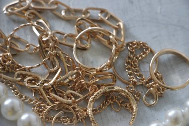 Zümrüt değerli taşlı klasik broşürler. Farklı renklerde cam ve metal broşlar. Renkli ve moda broşları. Lüks bir geçmişi var. Seçici odak