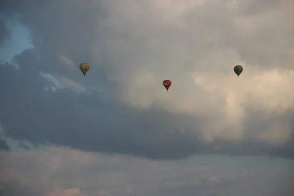 Sıcak Hava Balonları Gökyüzünde Görünüyor — Stok fotoğraf