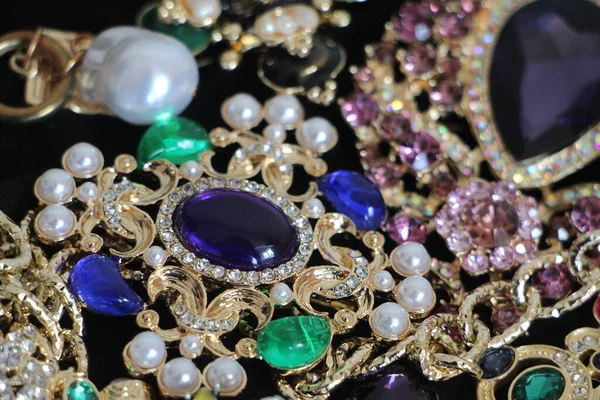 エメラルドの宝石でヴィンテージスタイルのブローチ 異なる色のガラスと金属の枝 カラフルでファッションブローチ 豪華な背景 選択的焦点 — ストック写真