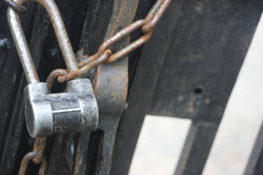 Kilitli eski ahşap kapıya asma kilit takılmış. Yasak korunan telif hakkı bilgi ticareti kavramı.