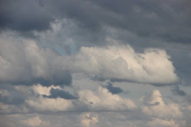 Güzel bulutlu gökyüzü manzarası