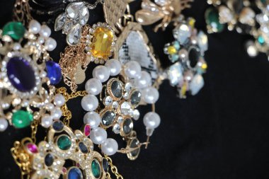 Zümrüt değerli taşlı klasik broşürler. Farklı renklerde cam ve metal broşlar. Renkli ve moda broşları. Lüks bir geçmişi var. Seçici odak