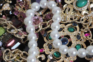 Zümrüt değerli taşlı klasik broşürler. Farklı renklerde cam ve metal broşlar. Renkli ve moda broşları. Lüks bir geçmişi var. Seçici odak