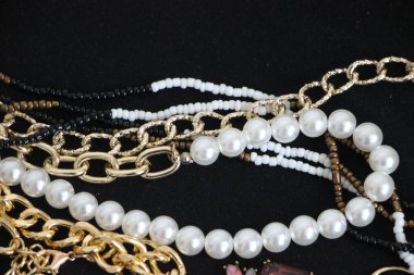 Zümrüt değerli taşlı klasik broşürler. Farklı renklerde cam ve metal broşlar. Renkli ve moda broşları. Lüks bir geçmişi var. Seçici odak