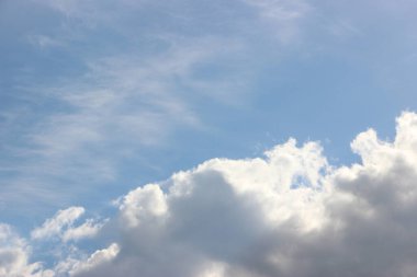 Güzel bulutlu gökyüzü manzarası