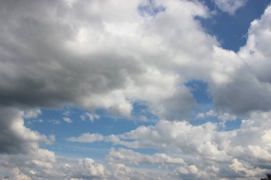 Güzel bulutlu gökyüzü manzarası