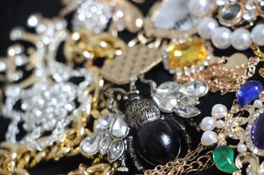 Zümrüt değerli taşlı klasik broşürler. Farklı renklerde cam ve metal broşlar. Renkli ve moda broşları. Lüks bir geçmişi var. Seçici odak