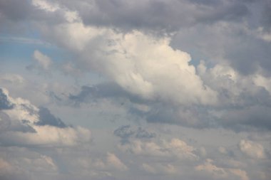 Güzel bulutlu gökyüzü manzarası