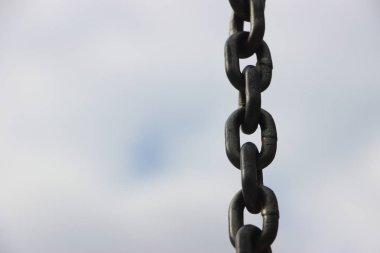 Gri endüstriyel arka planda metal zincir halkaları. Bağlantılar ve bağlantılar kavramı