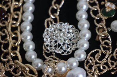 Zümrüt değerli taşlı klasik broşürler. Farklı renklerde cam ve metal broşlar. Renkli ve moda broşları. Lüks bir geçmişi var. Seçici odak