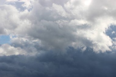 Güzel bulutlu gökyüzü manzarası