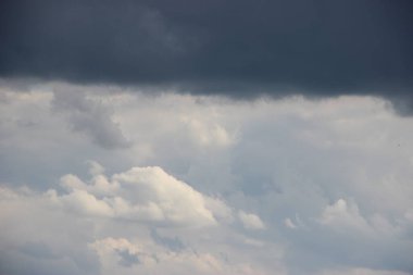 Güzel bulutlu gökyüzü manzarası