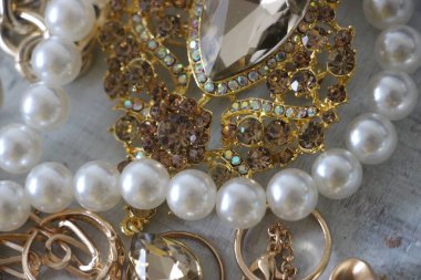 Zümrüt değerli taşlı klasik broşürler. Farklı renklerde cam ve metal broşlar. Renkli ve moda broşları. Lüks bir geçmişi var. Seçici odak