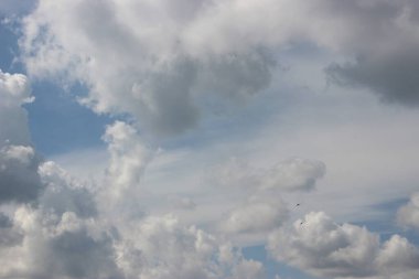 Güzel bulutlu gökyüzü manzarası