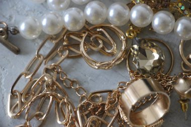 Zümrüt değerli taşlı klasik broşürler. Farklı renklerde cam ve metal broşlar. Renkli ve moda broşları. Lüks bir geçmişi var. Seçici odak