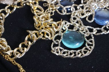 Zümrüt değerli taşlı klasik broşürler. Farklı renklerde cam ve metal broşlar. Renkli ve moda broşları. Lüks bir geçmişi var. Seçici odak