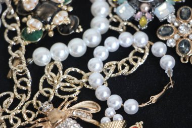 Zümrüt değerli taşlı klasik broşürler. Farklı renklerde cam ve metal broşlar. Renkli ve moda broşları. Lüks bir geçmişi var. Seçici odak