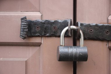 Kilitli eski ahşap kapıya asma kilit takılmış. Yasak korunan telif hakkı bilgi ticareti kavramı.