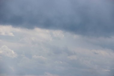 Pencereye yağmur damlaları damlıyor.