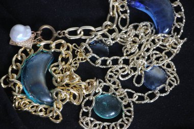 Zümrüt değerli taşlı klasik broşürler. Farklı renklerde cam ve metal broşlar. Renkli ve moda broşları. Lüks bir geçmişi var. Seçici odak