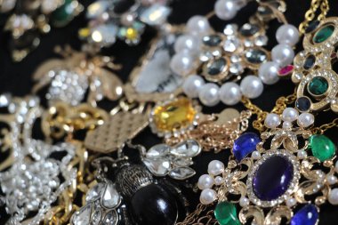 Zümrüt değerli taşlı klasik broşürler. Farklı renklerde cam ve metal broşlar. Renkli ve moda broşları. Lüks bir geçmişi var. Seçici odak