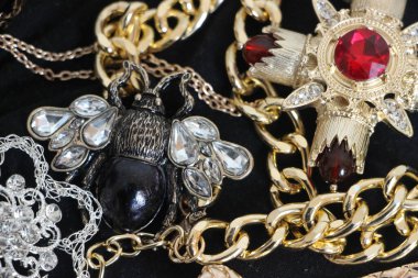 Zümrüt değerli taşlı klasik broşürler. Farklı renklerde cam ve metal broşlar. Renkli ve moda broşları. Lüks bir geçmişi var. Seçici odak