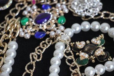 Zümrüt değerli taşlı klasik broşürler. Farklı renklerde cam ve metal broşlar. Renkli ve moda broşları. Lüks bir geçmişi var. Seçici odak