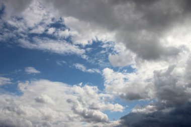 Güzel bulutlu gökyüzü manzarası