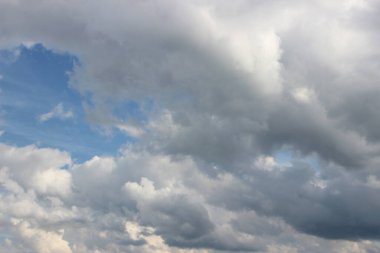 Güzel bulutlu gökyüzü manzarası