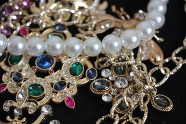 Zümrüt değerli taşlı klasik broşürler. Farklı renklerde cam ve metal broşlar. Renkli ve moda broşları. Lüks bir geçmişi var. Seçici odak